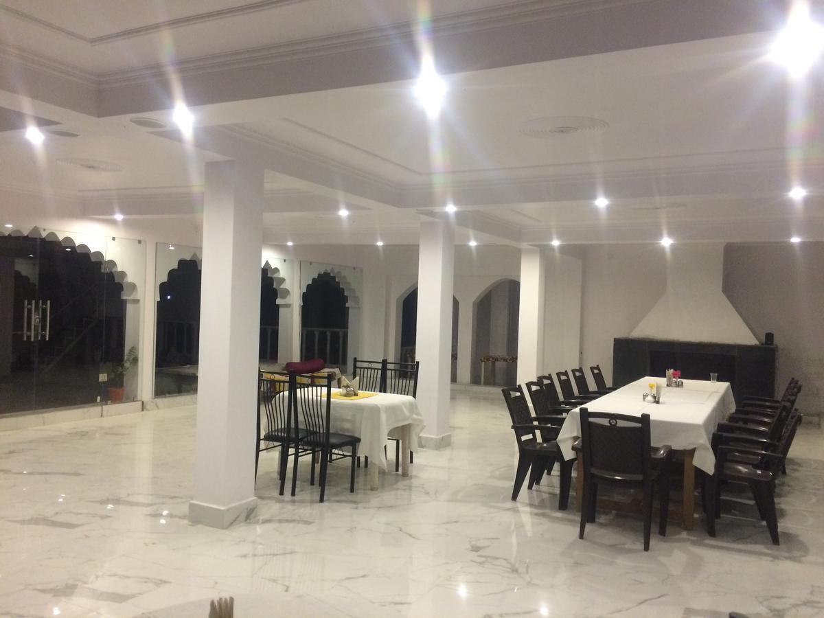 Hotel Isabel Palace Кгаджураго Екстер'єр фото