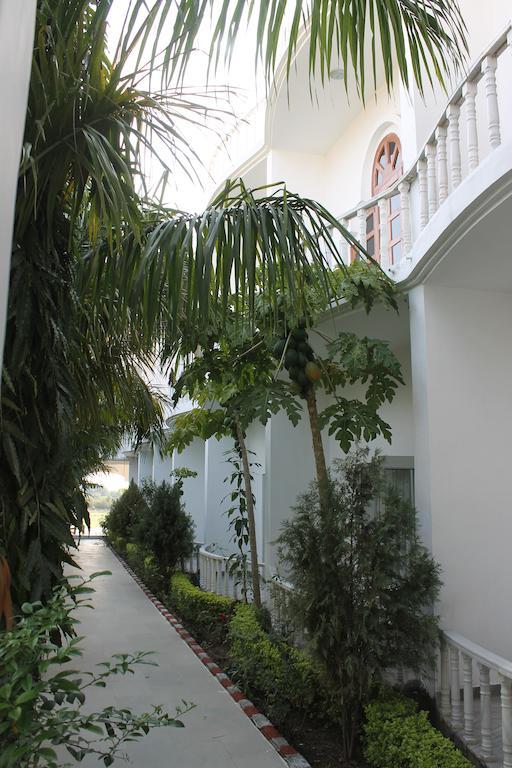 Hotel Isabel Palace Кгаджураго Номер фото